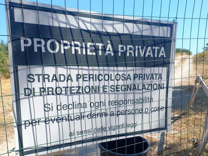 Il mare negato adesso da due cancelli: ordinanza ignorata e passaggio storico ancora sbarrato