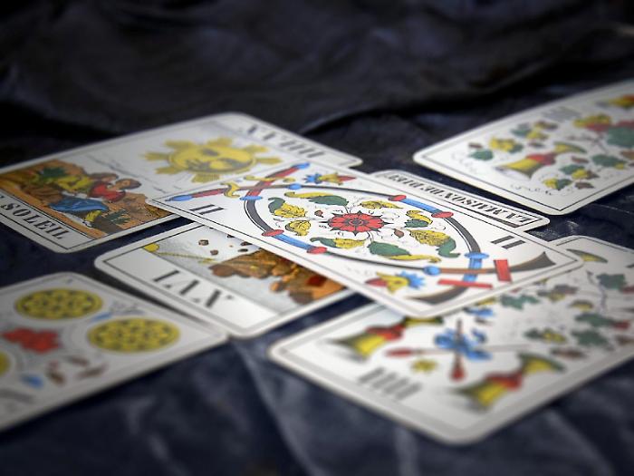 Chiamate alla cartomante dopo i blocchi dei conti e i problemi &ldquo;burocratici&rdquo;