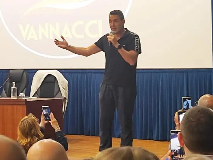 Vannacci-day a Palermo, prima a spasso in citt&agrave; e poi l&rsquo;incontro con i fan: "Pronti a scendere in campo per le Regionali"