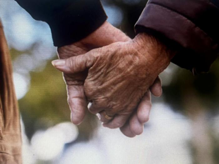 Insieme dall'inizio alla fine: muoiono a distanza di poche ore dopo decenni d&rsquo;amore