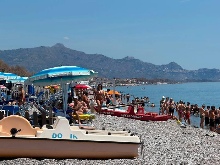 Spiagge affollate: &egrave; il "2 Giugno" ma sembra Ferragosto