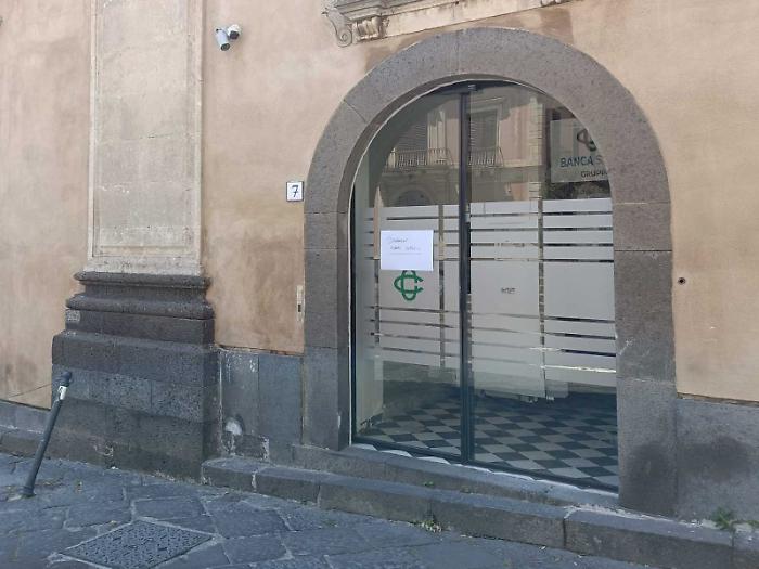Fallisce assalto alla banca, in 3 fuggono via a mani vuote