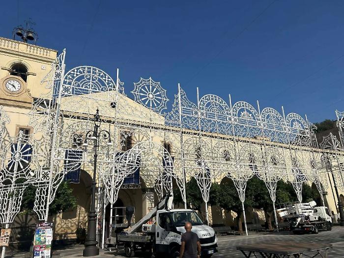 Controcorrente attacca sulle luminarie, il sindaco si difende