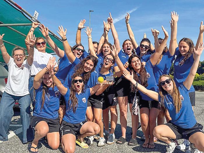 La squadra della Rari Nantes Jonica festeggia la promozione in A2