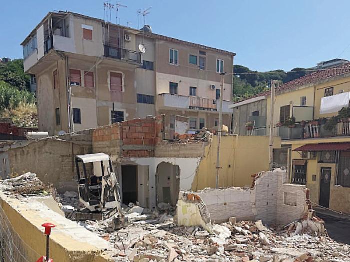 Giostra cambia volto: ripartono le demolizioni all'ex lavatoio di Ritiro dopo la bonifica, avanti anche l'anfiteatro di Camaro