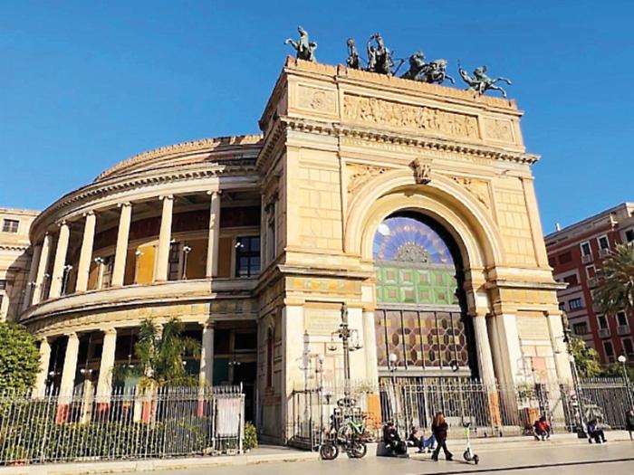 Foss, il consulente &egrave; un maestro del teatro Massimo. L'attacco dei sindacati: &laquo;Niente buoni pasto ma si pagano gli esterni&raquo;