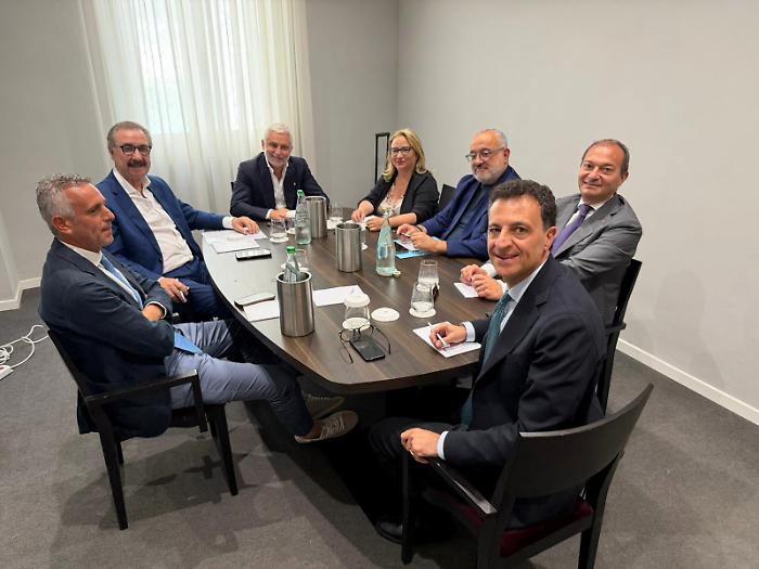 Regione, seduta della coalizione per fermare il tracollo. E in aiuto arriva il &ldquo;Fit&rdquo;