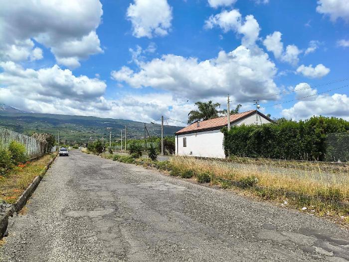 Fondachello, traffico e rifiuti. E la Parallela resta un rebus