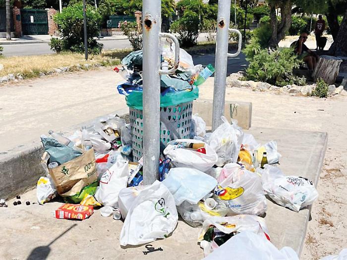 Rifiuti a Mondello, continuano le polemiche sulle pulizie della spiaggia: l&rsquo;affondo di La Vardera contro Italo Belga