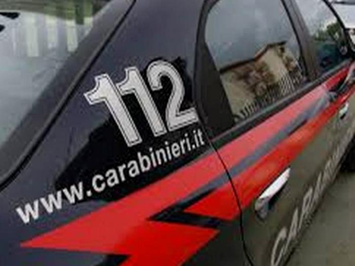 Picchia e minaccia di morte la sorella anche davanti ai Cc: arrestato 49enne