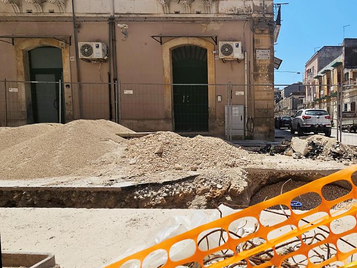 Via Trapani ostaggio del cantiere infinito: &laquo;Qui comandano gli scarafaggi&raquo;