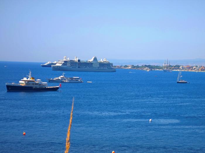 Yacht di lusso e navi da crociera affollano la baia di Schis&ograve;