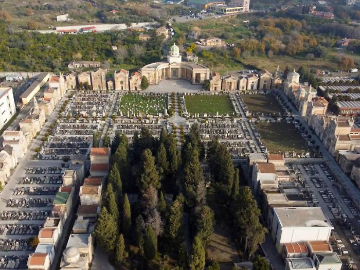 Caos loculi a cimitero, il Comune blocca gli avvisi di decadenza delle concessioni