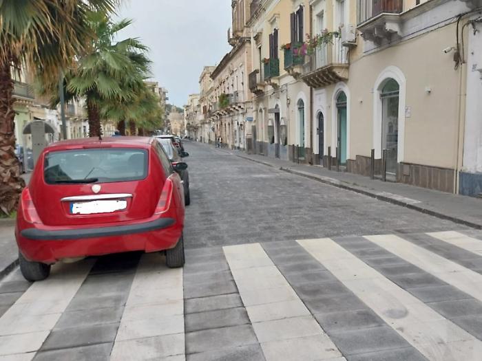 Baby gang semina il panico in centro tra gli anziani e danneggia le auto in sosta