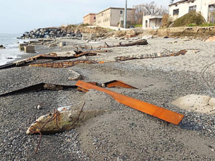 Spiaggia chiusa per interventi di bonifica dei rifiuti