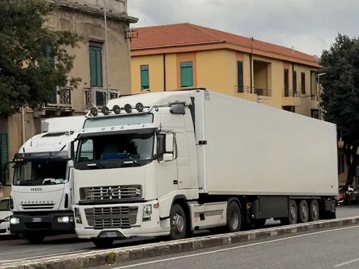 Tir in centro, s'infiamma il dibattito:  intervengono Psi e Pi&ugrave; Europa