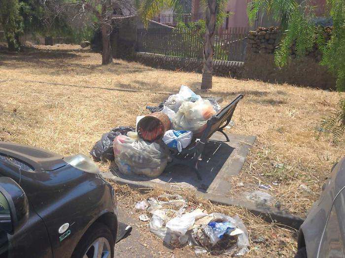Centro storico &egrave; una &ldquo;discarica&rdquo; tra puzza e blatte: residenti infuriati