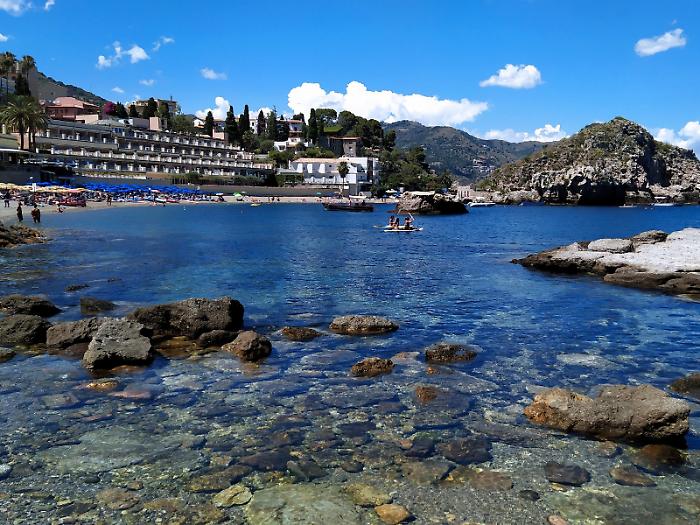 Un turista di 84 anni muore durante una nuotata