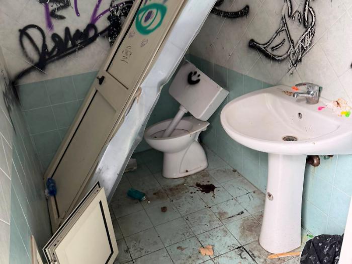 Vandali ancora in azione nella villa comunale: distrutti i servizi igienici