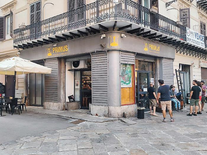 Litigio sul prezzo di una birra pub devastato, clienti picchiati: "E' stato un raid"
