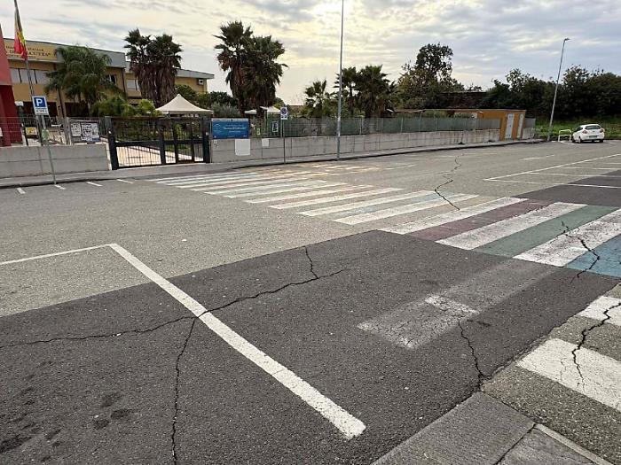 Faglia davanti al Comprensivo, i genitori chiedono ulteriori verifiche