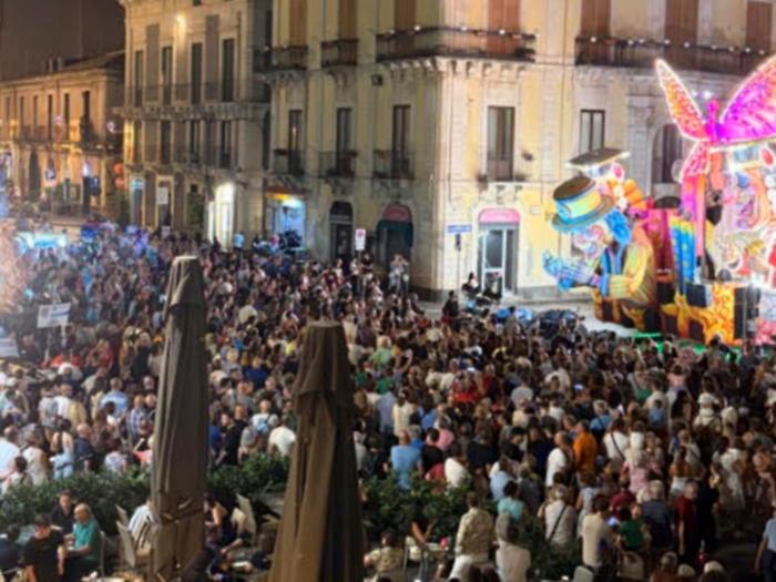 Bagno di folla per le prime due serate del Carnevale estivo
