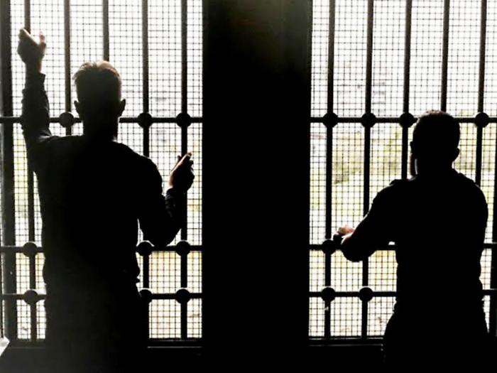 Rivolta a Cavadonna: trenta detenuti occupano il blocco con le chiavi sottratte, agente ferito