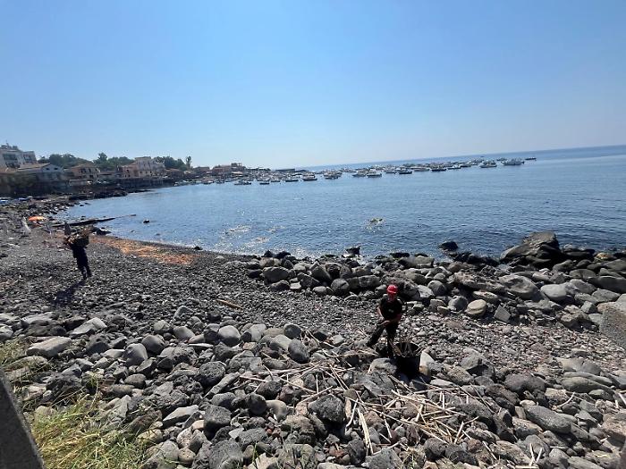 Pulizia straordinaria di un chilometro di costa: si parte da Capo Mulini