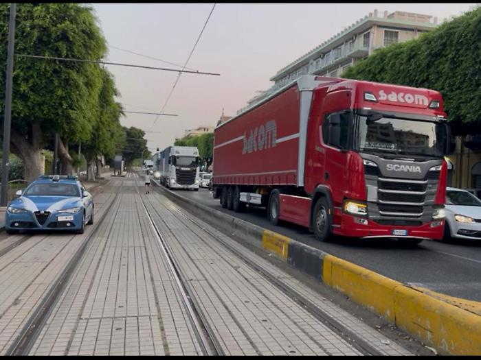 La citt&agrave; di nuovo ostaggio dei tir: traffico paralizzato e incubo esodo