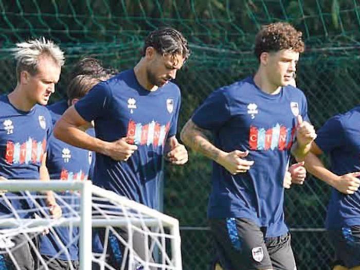 Il Catania dopo la topica della fideiussione non pagata: Longo prepara il match col Parma