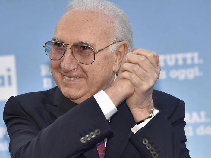 Un anno fa la scomparsa di Pippo Baudo, i ricordi della figlia Tiziana: &laquo;Pap&agrave; tra gare di nuoto, ricotta calda e arance&raquo;