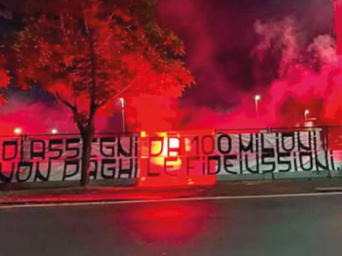 Catania, i tifosi non perdonano Pelligra: striscioni in citt&agrave; contro il club