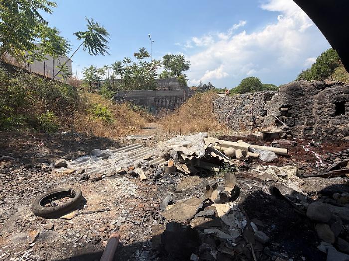 Emergenza amianto sotto casa fra discariche e roghi tossici