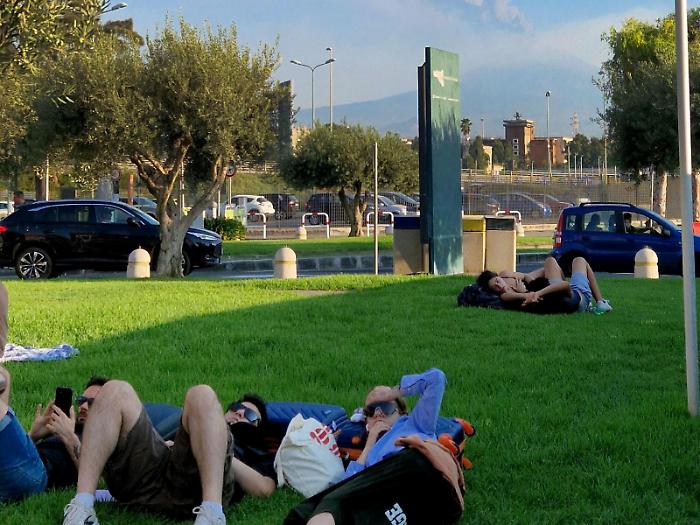 Etna, saltati oltre 700 voli a Catania. Potenziati treni e autobus ma l&rsquo;eruzione non si arresta