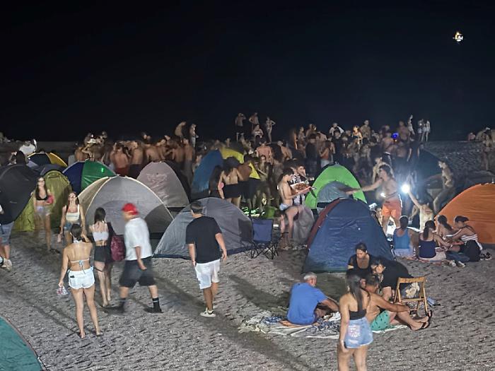 Febbre da Ferragosto con l&rsquo;incubo traffico e il rischio &ldquo;tendopoli&rdquo;