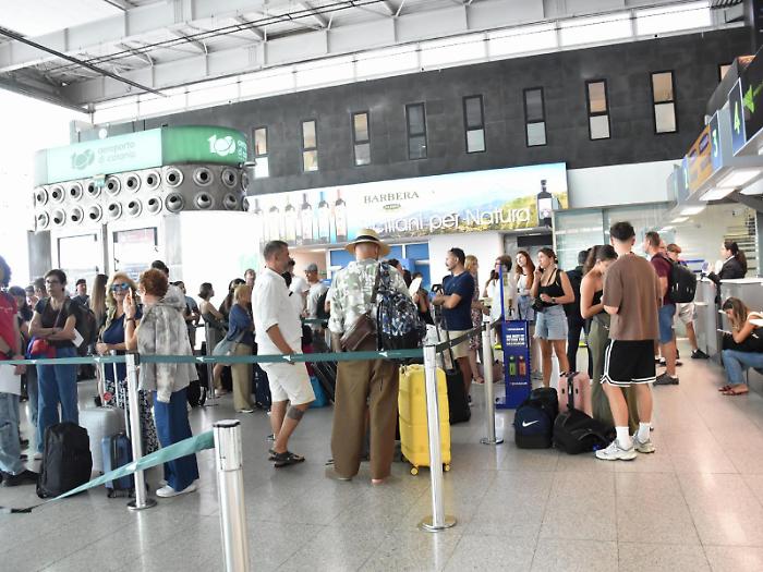 Dopo otto giorni l&rsquo;Etna non si placa. &laquo;Per l'aeroporto la maggiore emergenza in 20 anni&raquo;