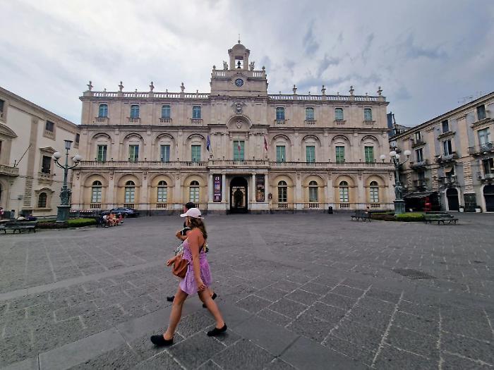 Catania, la citt&agrave; sotto cenere: &laquo;Prenotazioni in calo del 25%&raquo; e si teme un effetto panico dopo Ferragosto