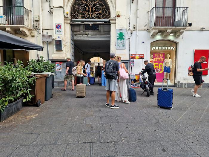 Catania, in centro tra i turisti &ldquo;bloccati&rdquo; dalla cenere. Le agenzie: &laquo;Poche info, da alberghi e compagnie estere pi&ugrave; seriet&agrave;&raquo;