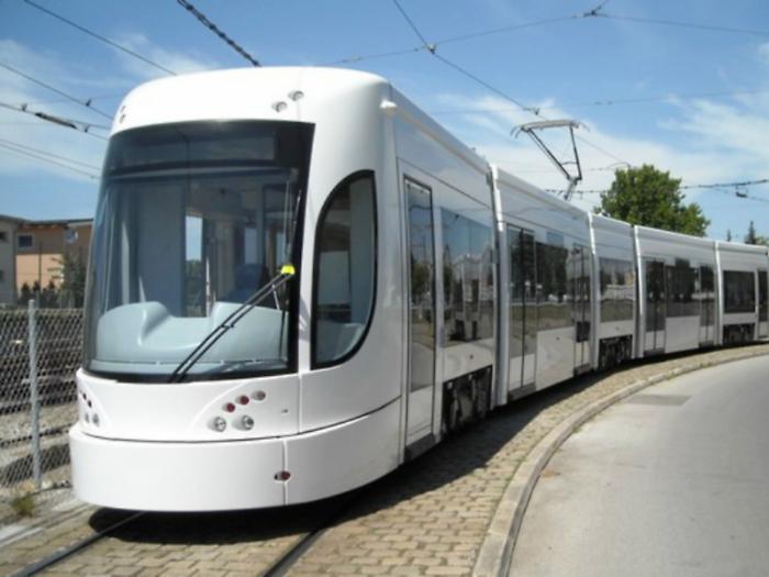Il tram a Palermo, due vetture arrivano prima dei binari: il piano per mantenere la flotta