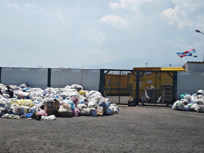 Giardini Naxos, il sindaco imbraccia la scopa per pulire il caos di Ferragosto