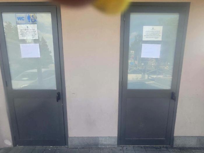 Devastati i bagni pubblici rinnovati un anno fa