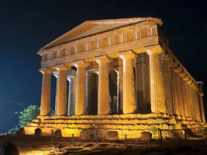 I templi di Agrigento, una montagna di norme non &egrave; bastata: la crisi idrica fa riemergere il nodo abusivi