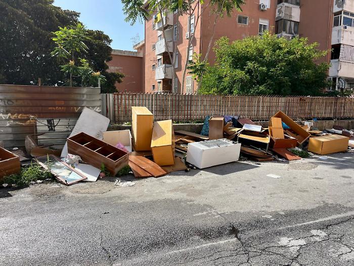 Messina, via Seminario Estivo &egrave; tornata ad essere una discarica abusiva