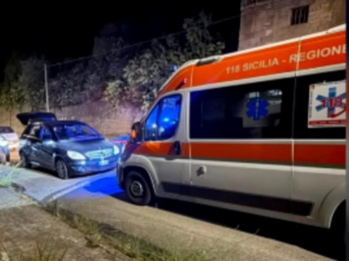 Cade dall&rsquo;auto per fare un video: 20enne in gravi condizioni