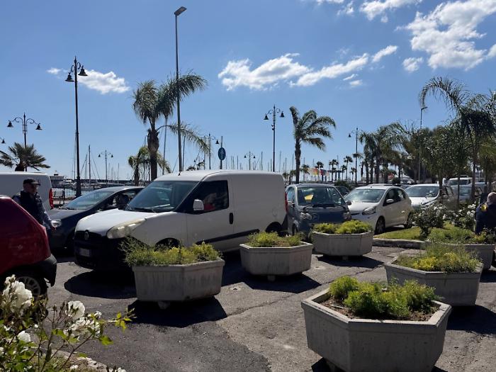 Traffico in tilt a causa della sosta selvaggia e delle transenne