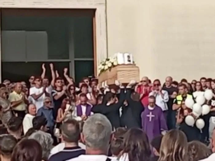 Il triste addio a Sebastiano: &laquo;Vola pi&ugrave; in alto che puoi&raquo;