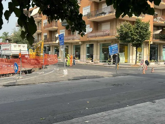 Piazza Don Bosco, tranciato un tubo del gas: quartiere evacuato e traffico in tilt