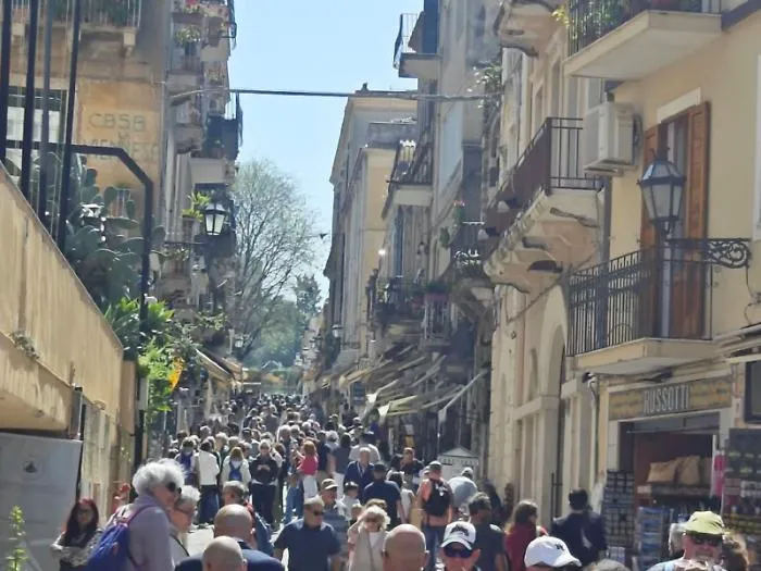 Taormina strapiena di turisti anche a settembre