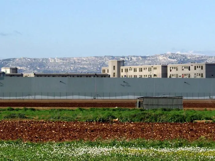 Guerriglia dentro il carcere di Siracusa: detenuti &ldquo;Rambo&rdquo; sul tetto, dieci agenti feriti