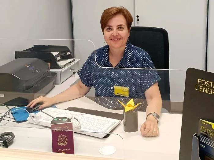 L&rsquo;emozione del primo passaporto allo sportello postale e l'origami in regalo